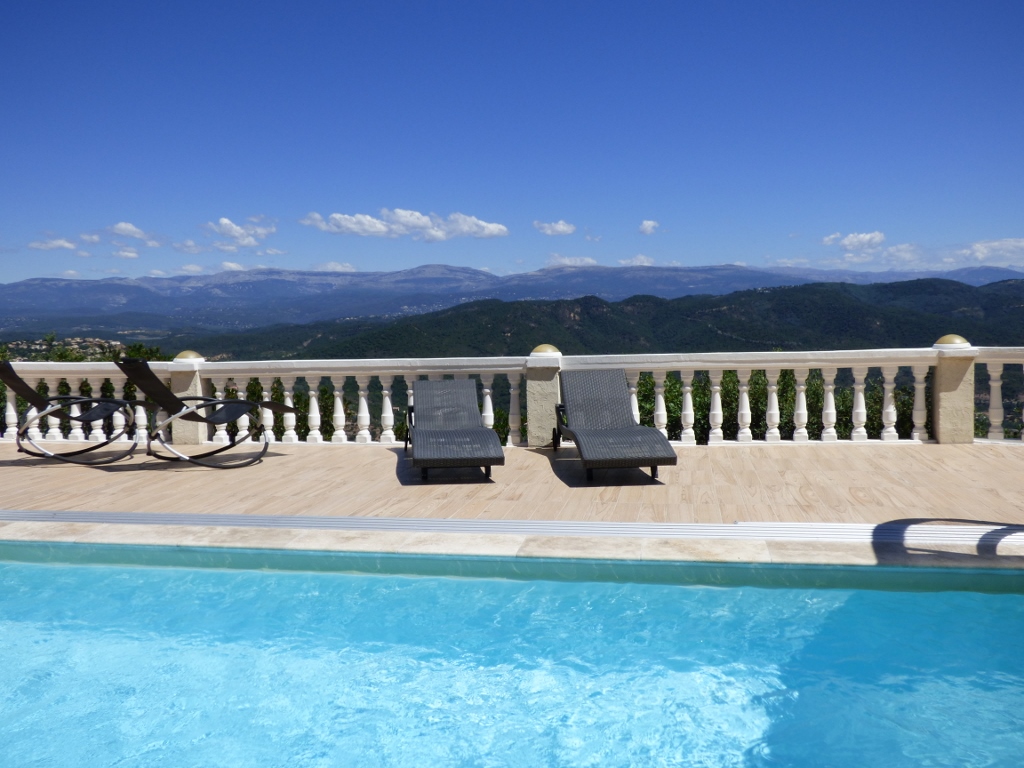 vue panoramique 180° de la terrasse piscine, baie de Cannes et montagnes