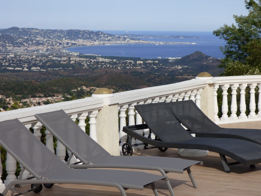 Vue panoramique 180° de la terrasse piscine, baie de Cannes et montagnes